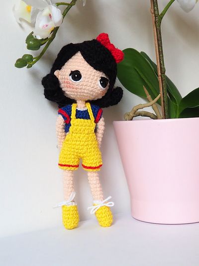 Free Crochet Snow White Amigurumi Doll Pattern