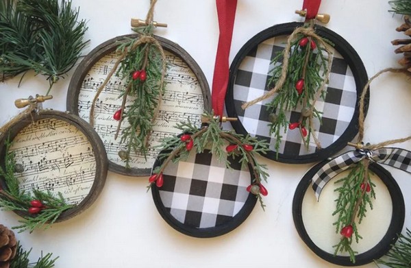 Fun Christmas Decorations With Embroidery Hoop