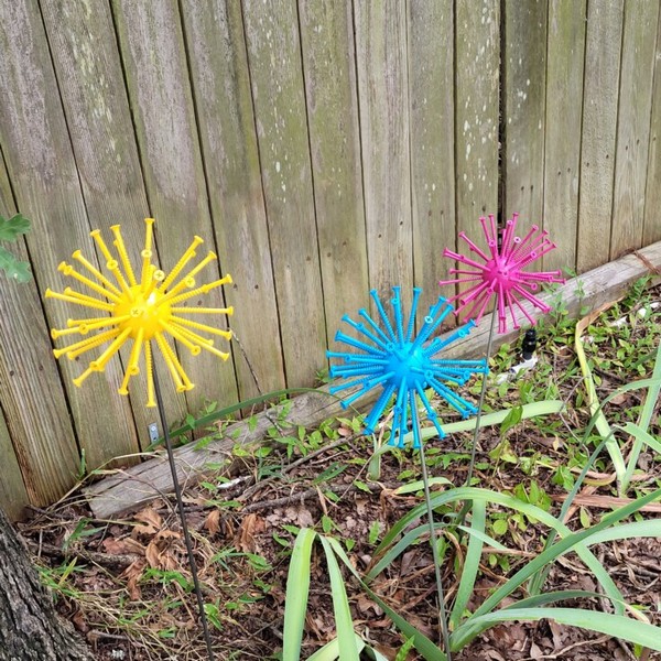 3 DIY Screwball Flowers Yard Art Idea