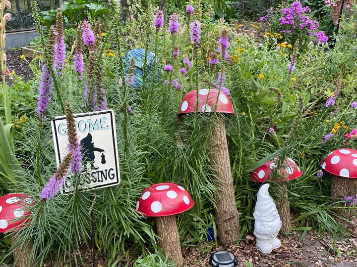 Recycled Garden Mushrooms Yard Art Idea