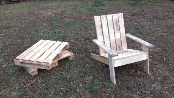 Outdoor Adirondack Chair Using Pallet Wood