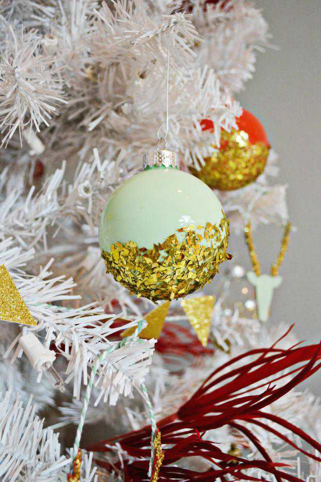 DIY Dipped Glitter Ornament