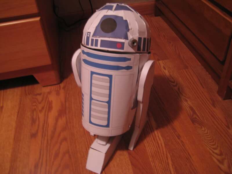 R2-D2 themed trash can