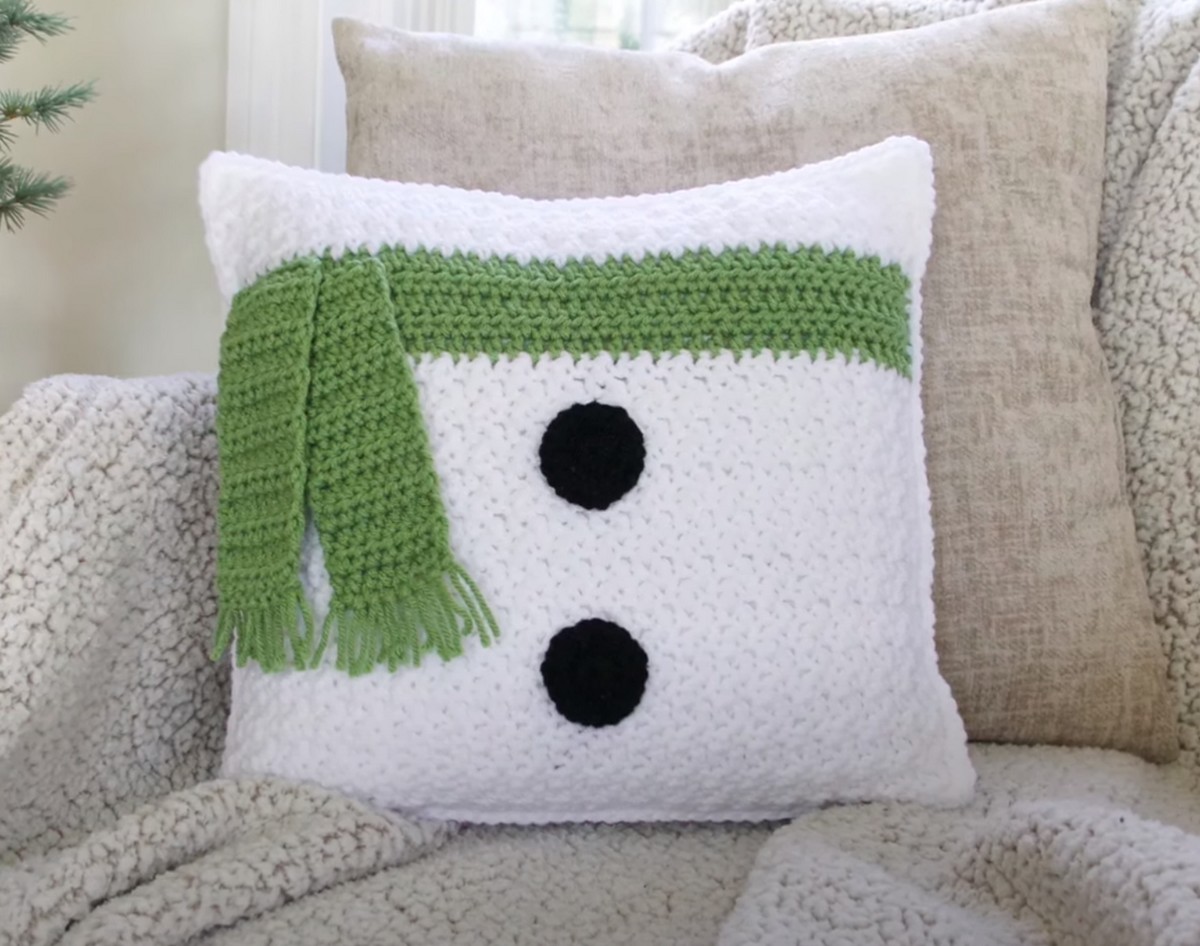 Crochet Christmas Pillow Patterns for a Festive Home - DIY Crafts