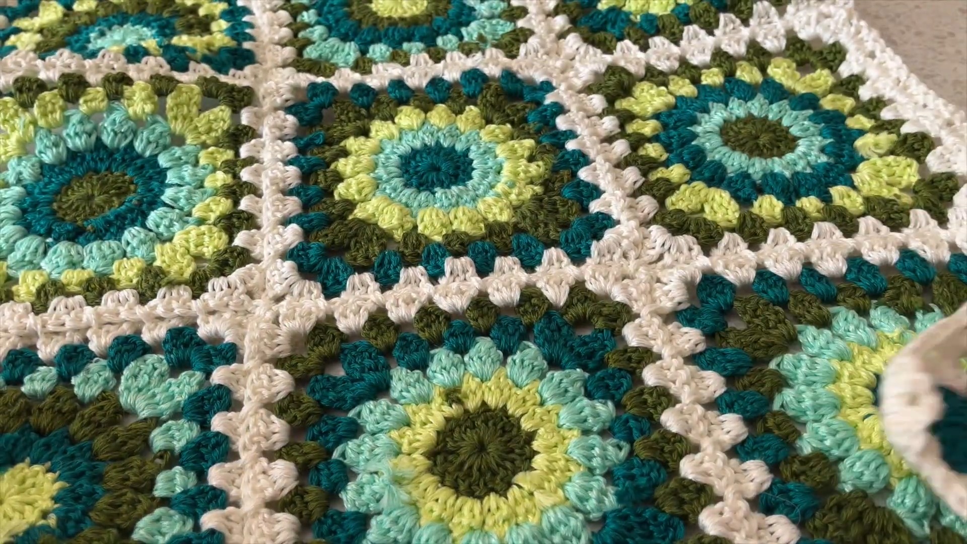Handmade Crochet Bag Tutorial with Round Handles