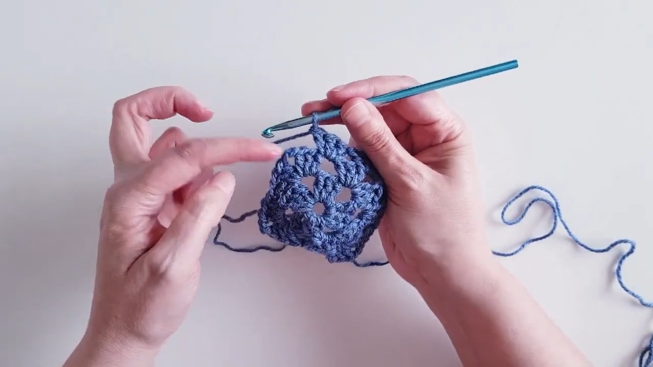 Easy Two-Tone Crochet Bow - Step-by-Step