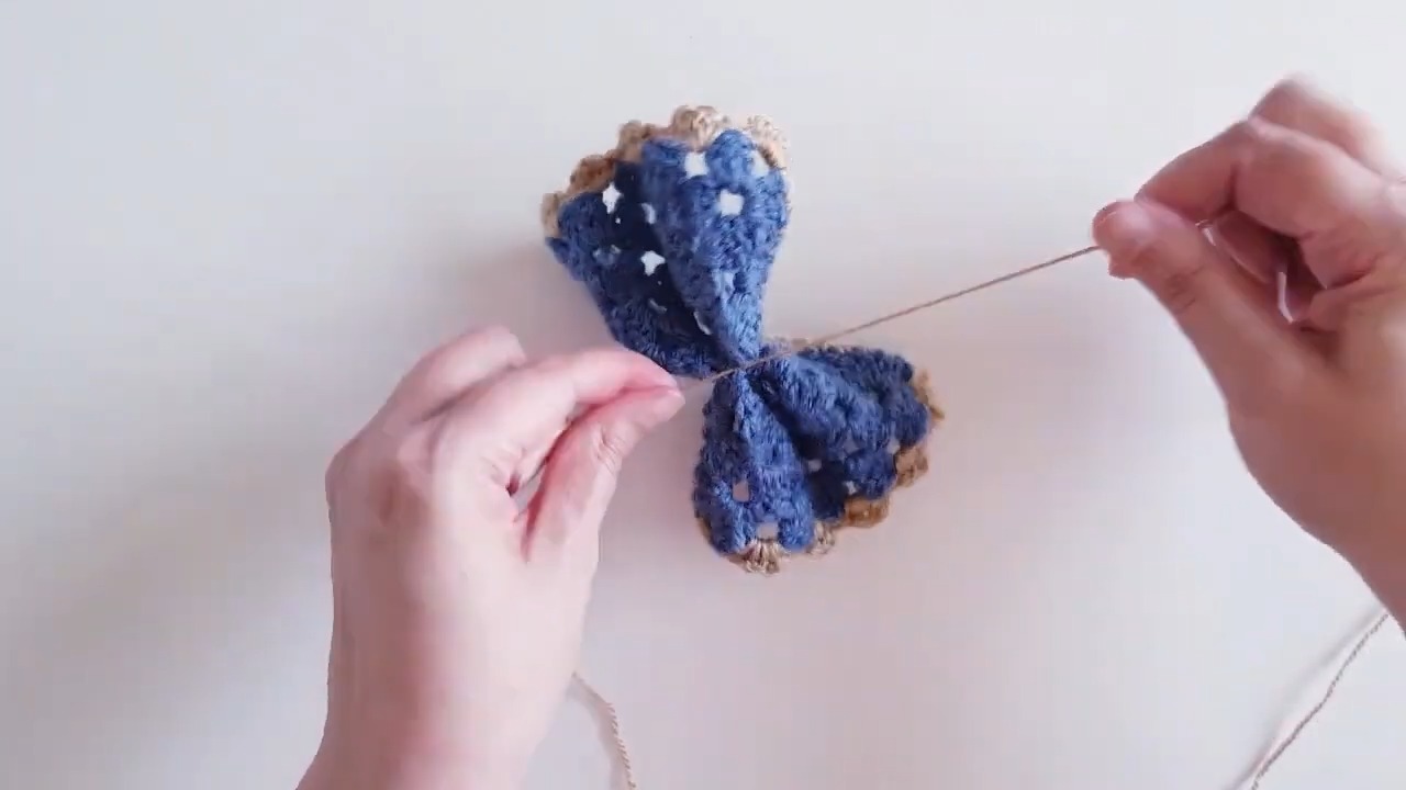 Easy Two-Tone Crochet Bow - Step-by-Step