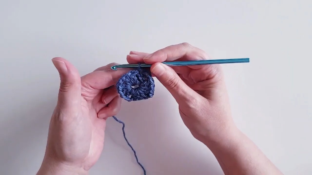 Easy Two-Tone Crochet Bow - Step-by-Step