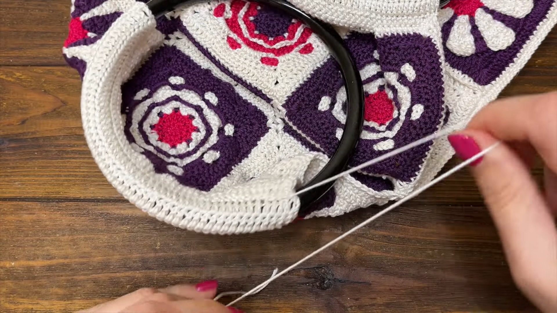 Retro Crochet Bag with Round Handles Pattern