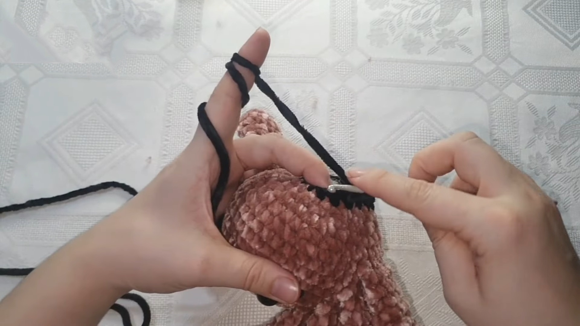 No Sew Spider Crochet Pattern for Halloween Décor and Gifting