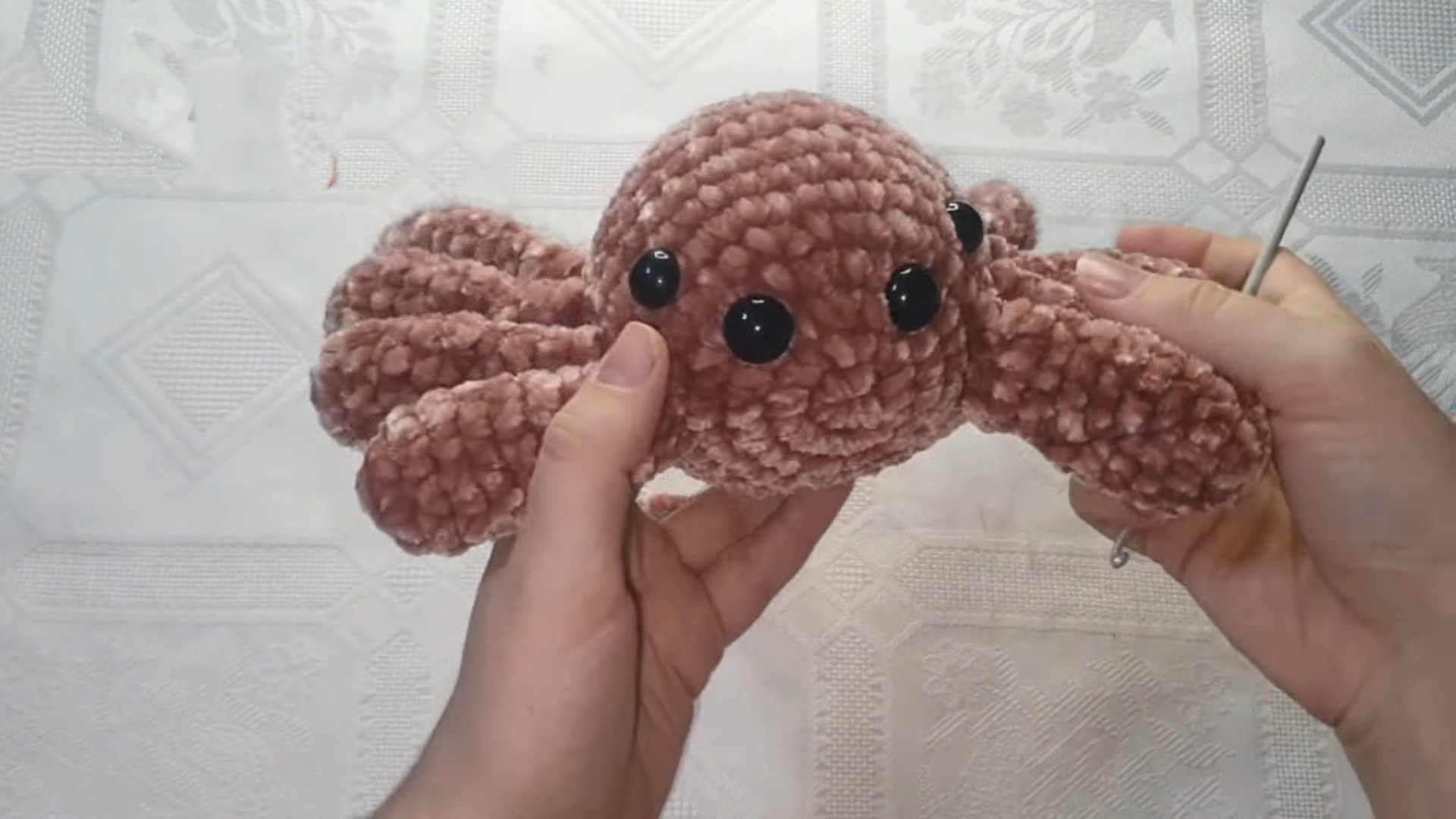 No Sew Spider Crochet Pattern for Halloween Décor and Gifting