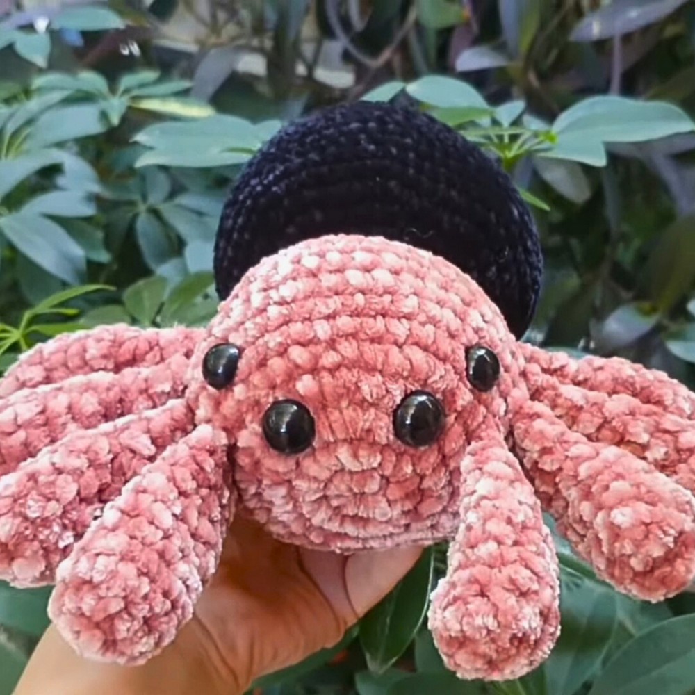 No Sew Spider Crochet Pattern for Halloween Décor and Gifting