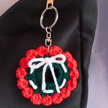 How To Crochet A Mini Christmas Wreath for Holiday Décor