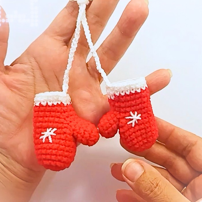 How To Crochet Mini Mittens For Décor And Gifts