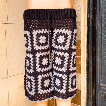 Comfortable Crochet Men’s Shorts with Granny Squares Pattern