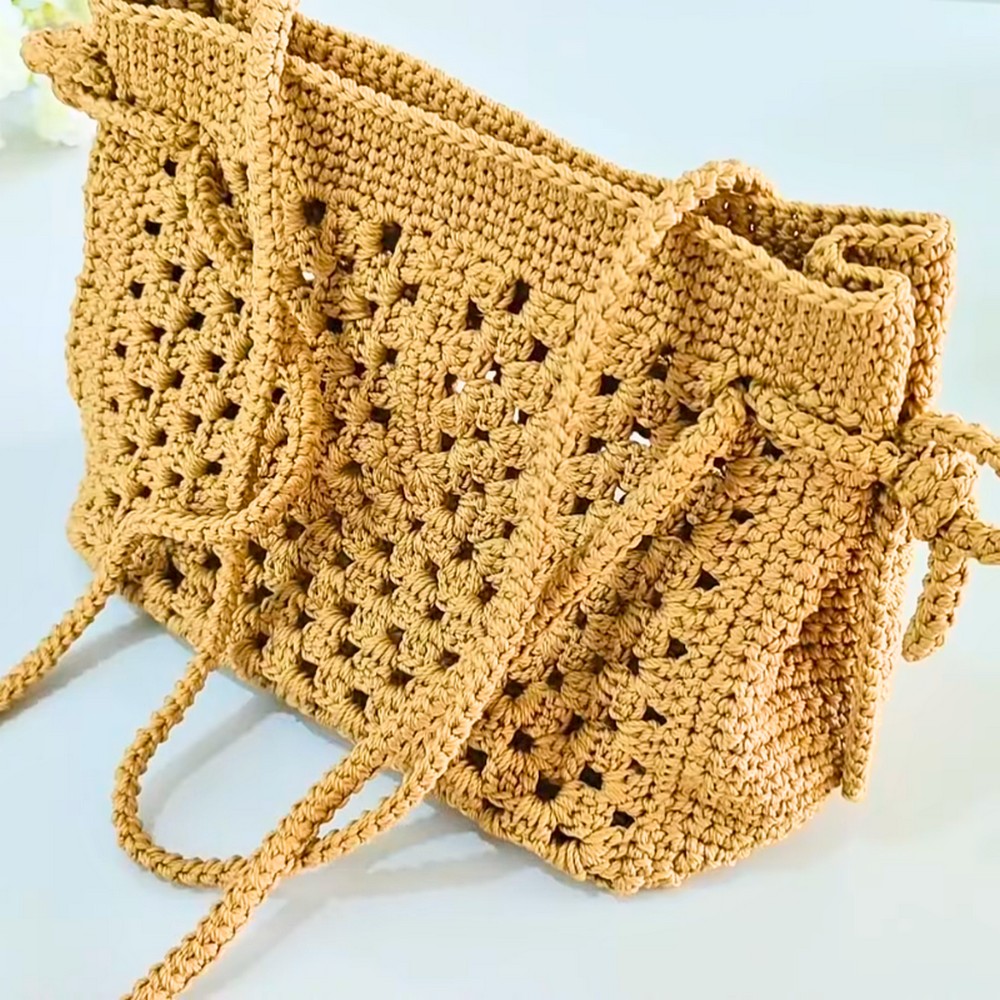Crochet shoulder bag