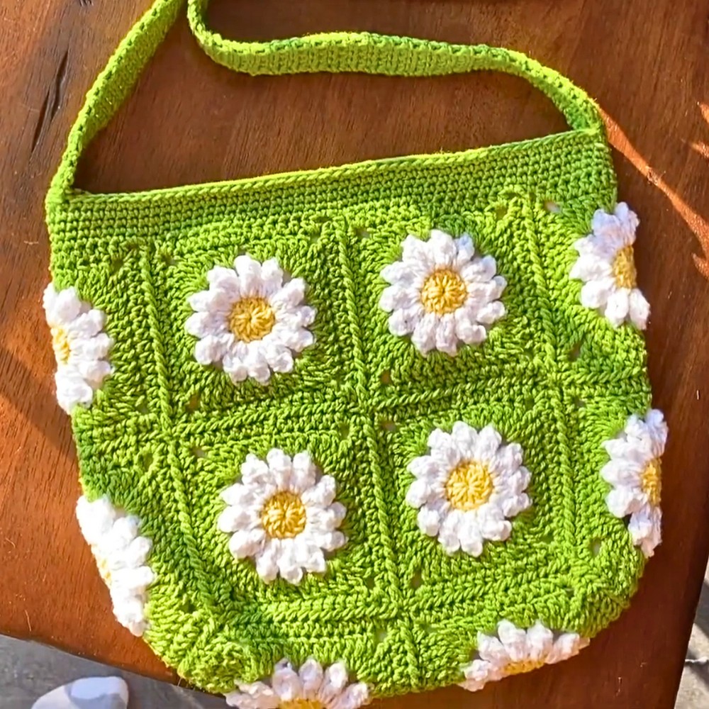 How to Make a Crochet Daisy Zipper Bag