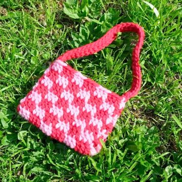 chunky checkered crochet bag
