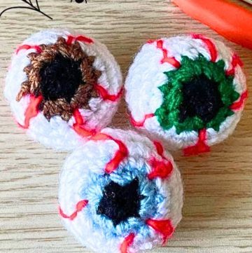 Spooky Crochet Eyeballs for Halloween With Quick Pattern