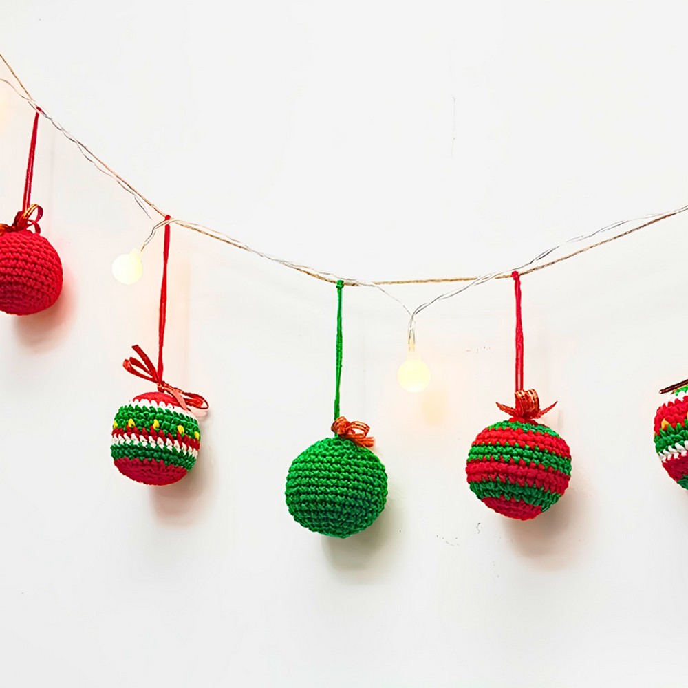 Simple Crochet Christmas Ornament Ball Tutorial