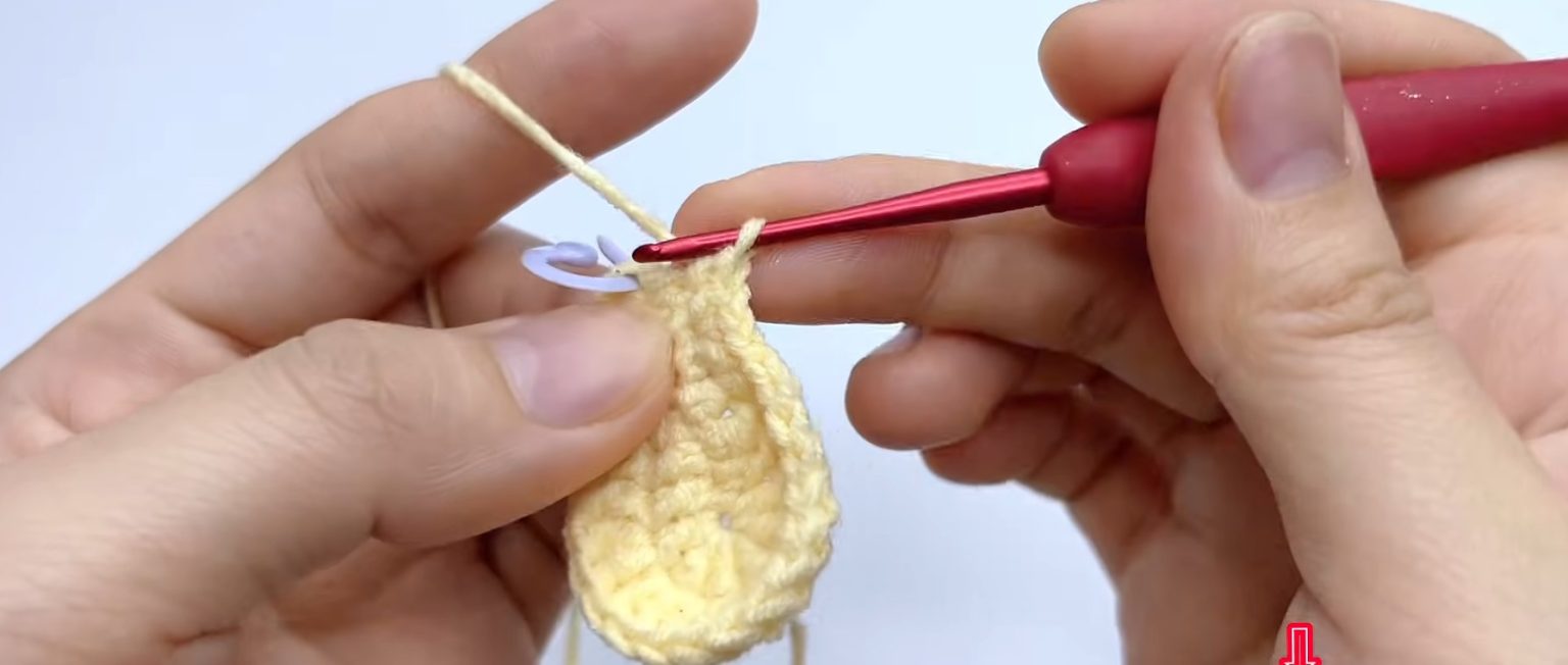 Shape Project Pulling Yarn Crochet Avocado Hair Clip Pattern with Cute Face - DIY Crafts